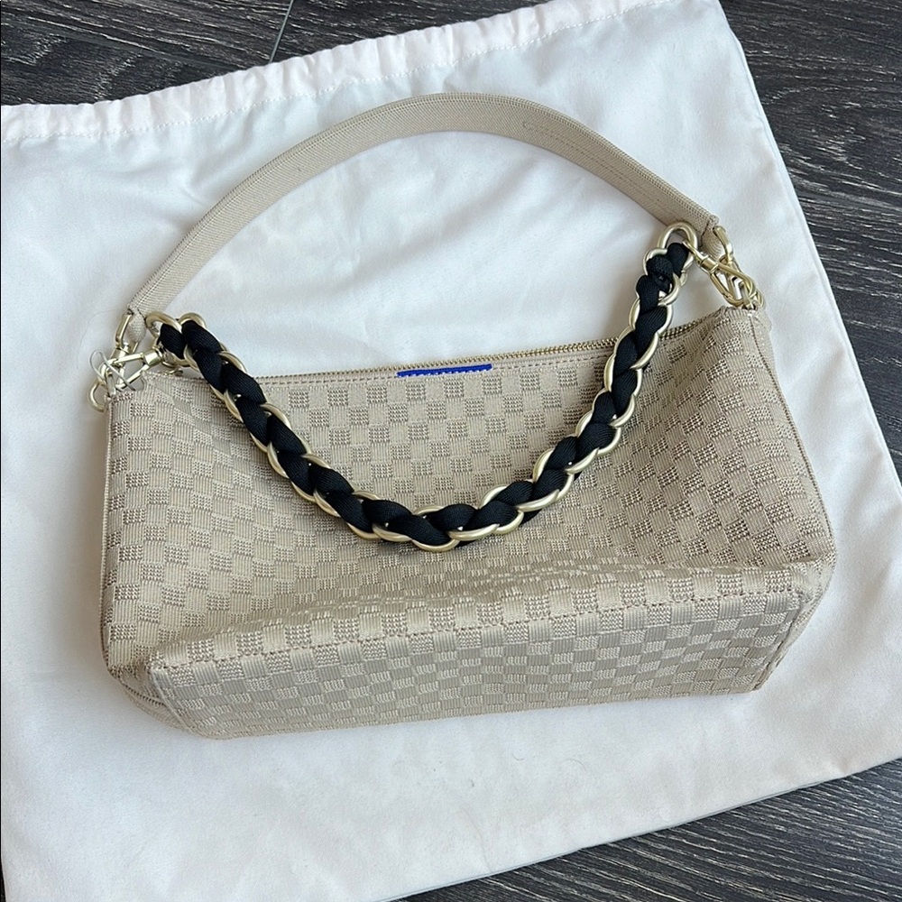 Rothy’s: crosss body with 2 additional straps 

Dust bag included
